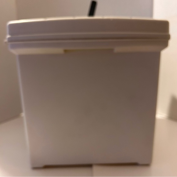 Portable Plastic Storage Box With Handle - Picture 4 of 12
